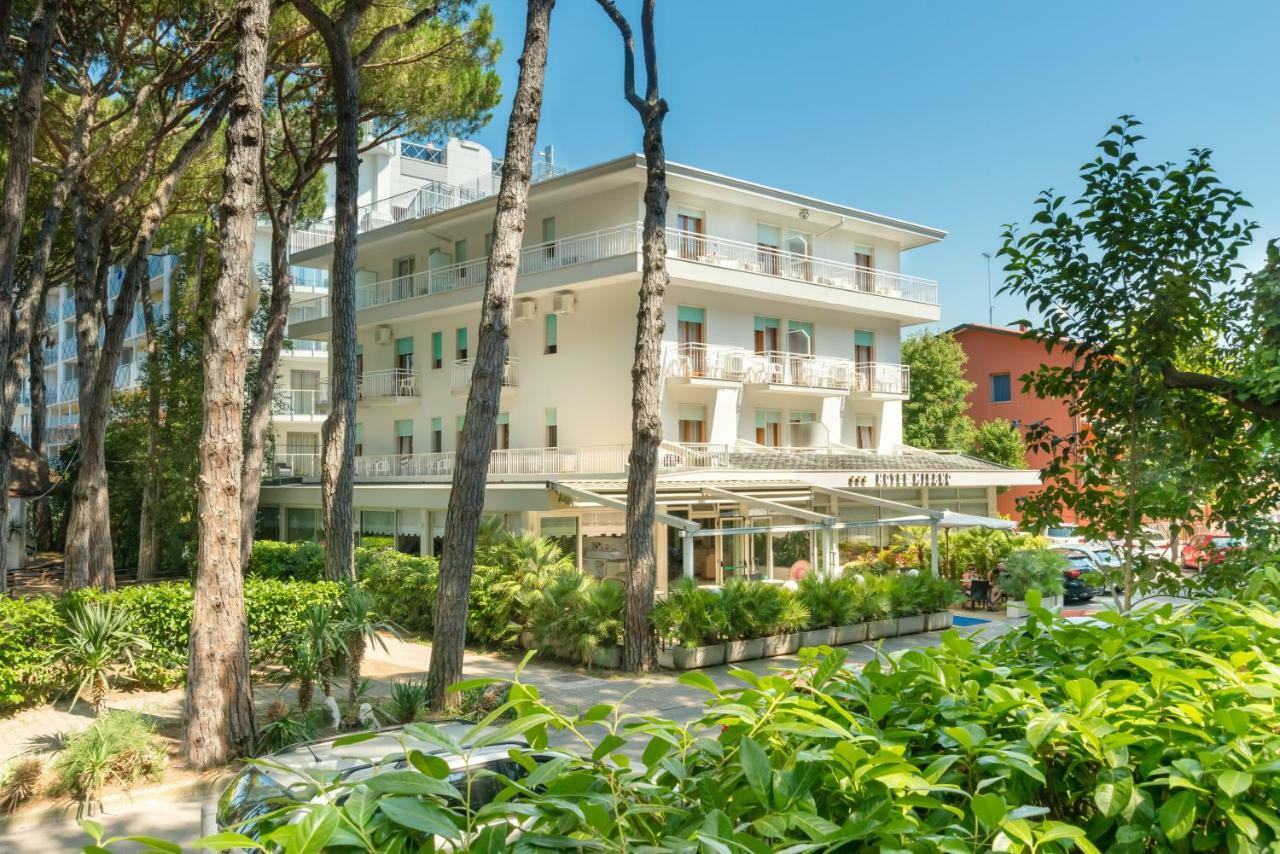 Hotel Milano Eraclea Mare Bagian luar foto